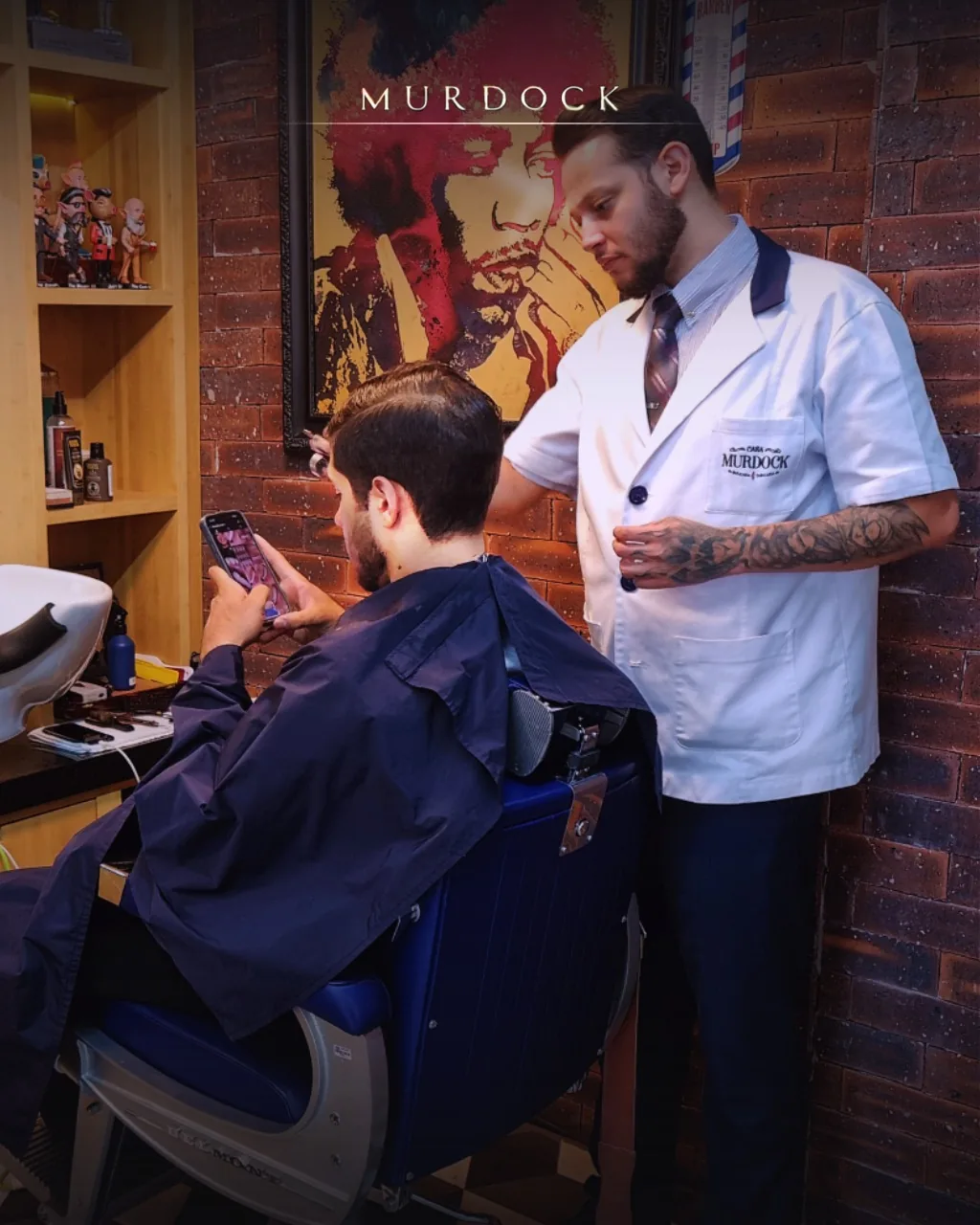Ambiente de barbearia da Casa Murdock